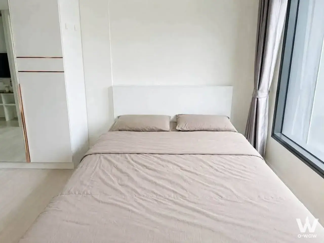 Queen bed and mirrored wardrobe in this 1-bed condo for rent at Life Asoke Hype
