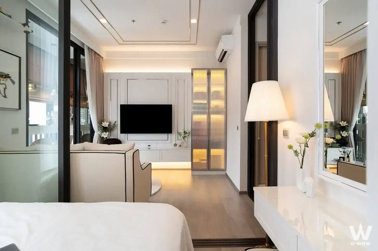 Luxury 1-bed condo for sale in The Address Siam-Ratchathewi featuring white vanity and gold lamp