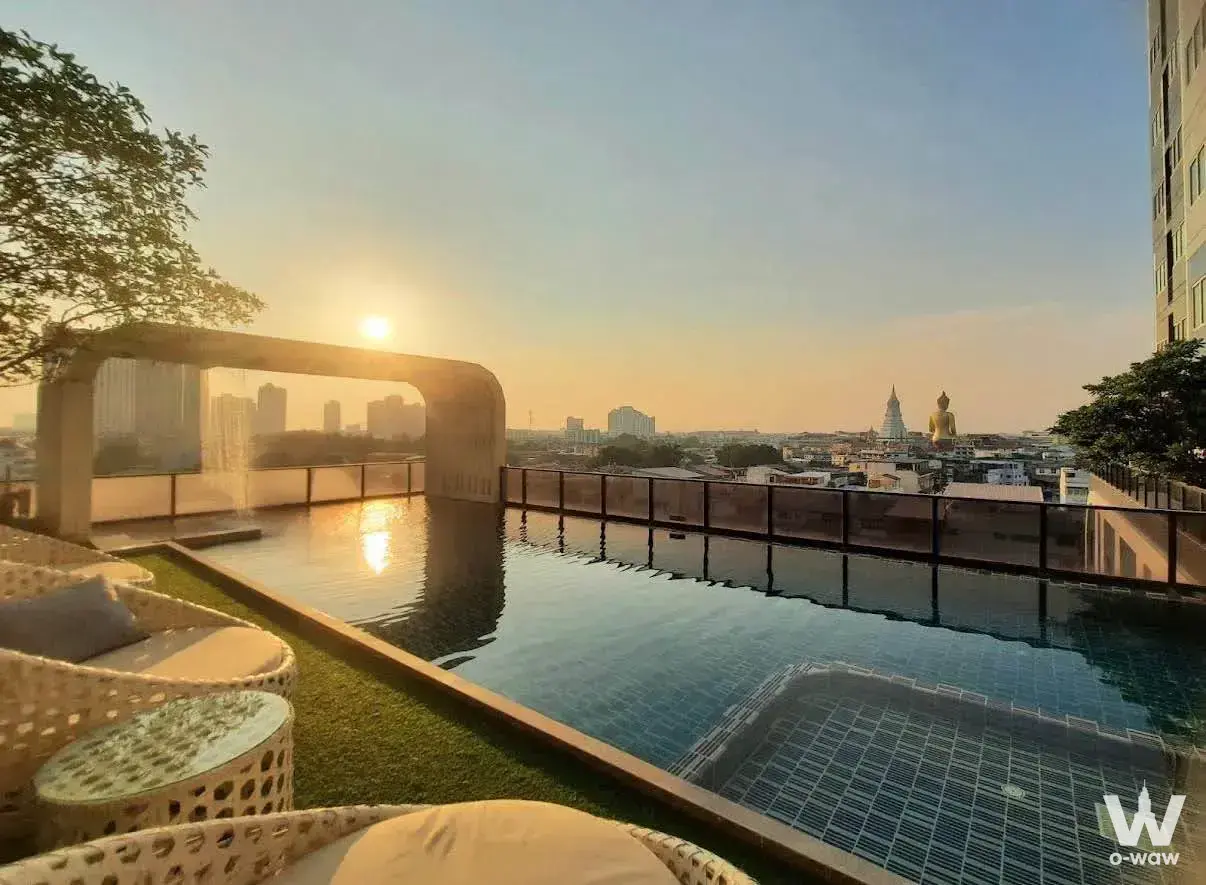 Rooftop infinity pool with sunset skyline view at Metro Sky Wutthakat
