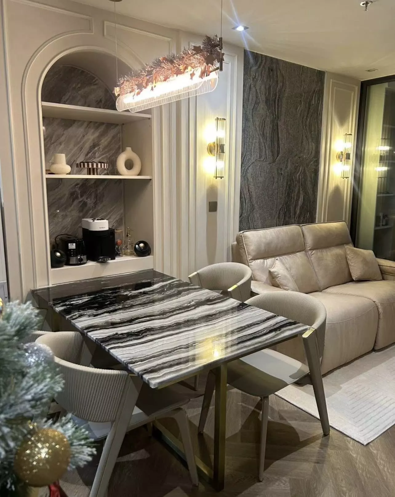 Marble dining table with gold chairs and arched niche in a Life Phahon-Ladprao 1-bed rental unit
