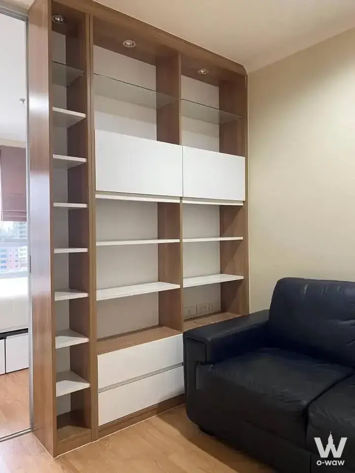 Built-in light oak shelving unit with white cabinets in Lumpini Ville Ladprao-Chokchai4