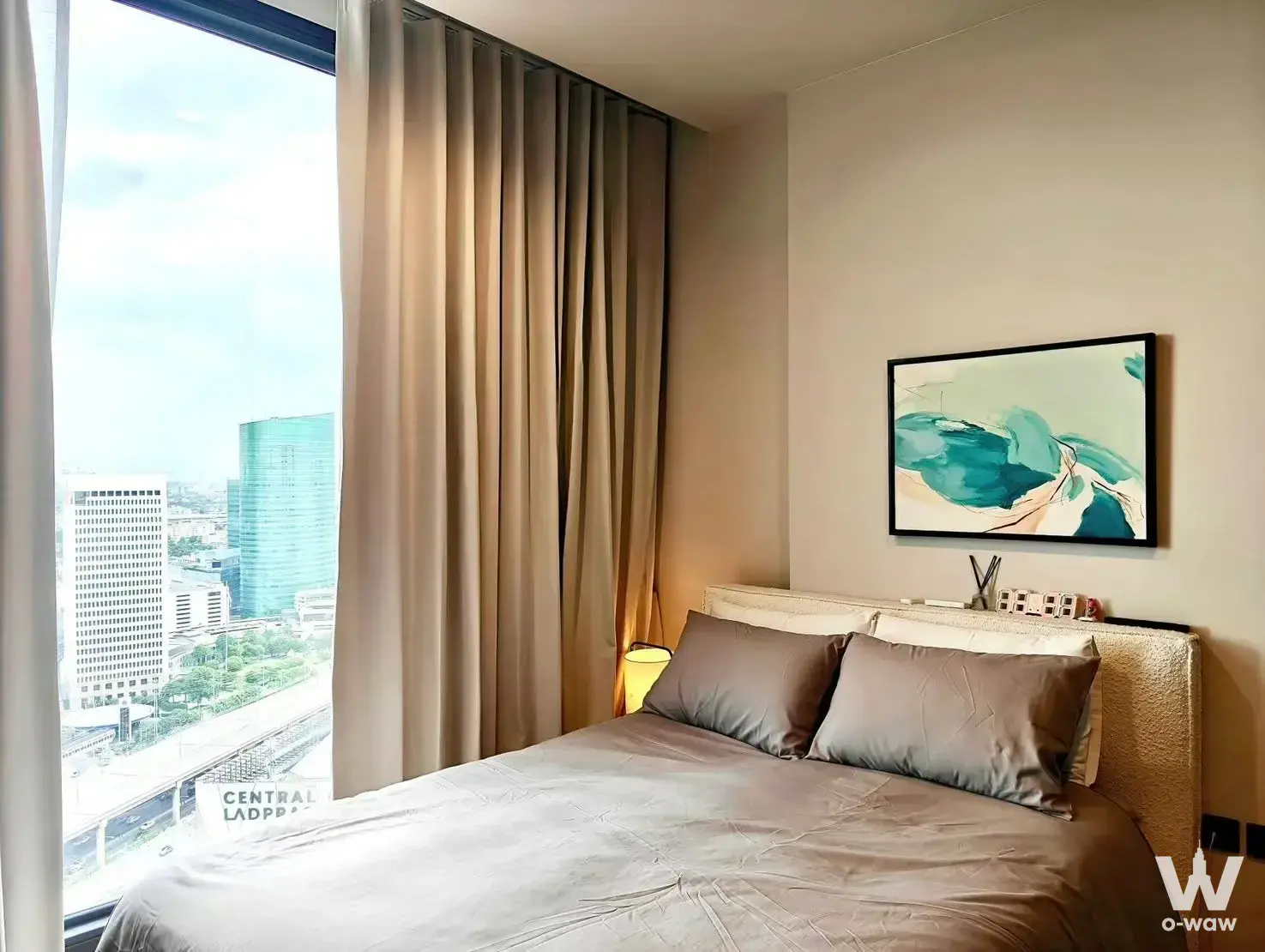 Queen bed with city view in a 1-bed condo for rent at The Crest Park Residences