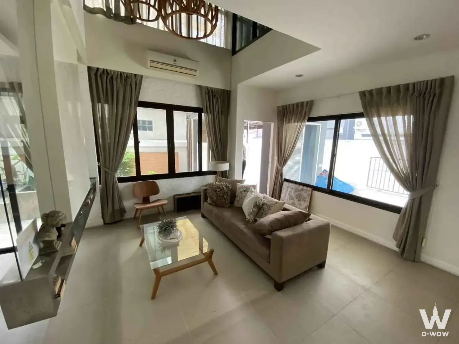 3-bed townhouse living room in เวอรีเดียน ราชพฤกษ์ featuring high ceilings and minimalist decor