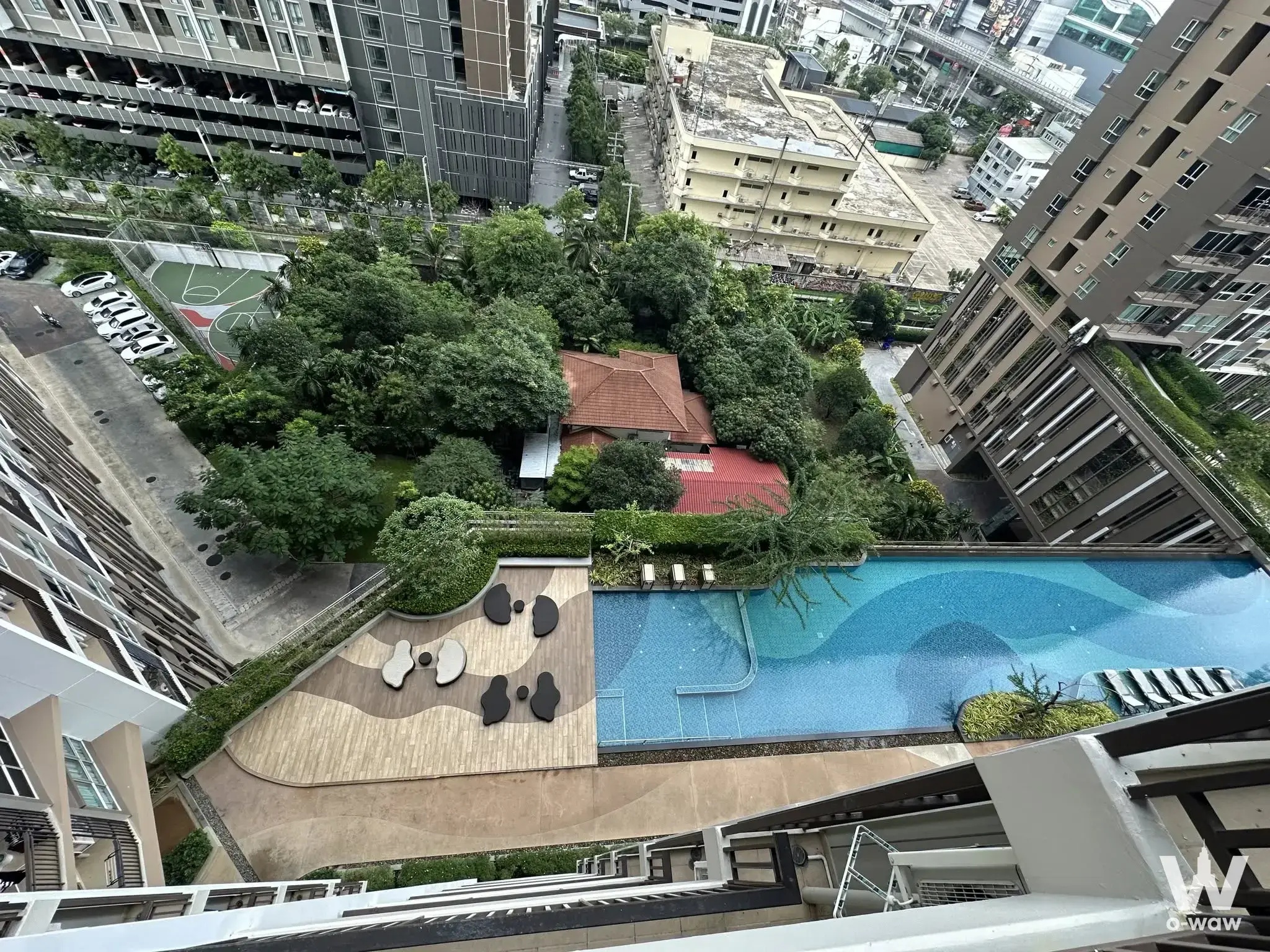 Rooftop infinity pool deck with teak flooring at Supalai Veranda Phasi Charoen