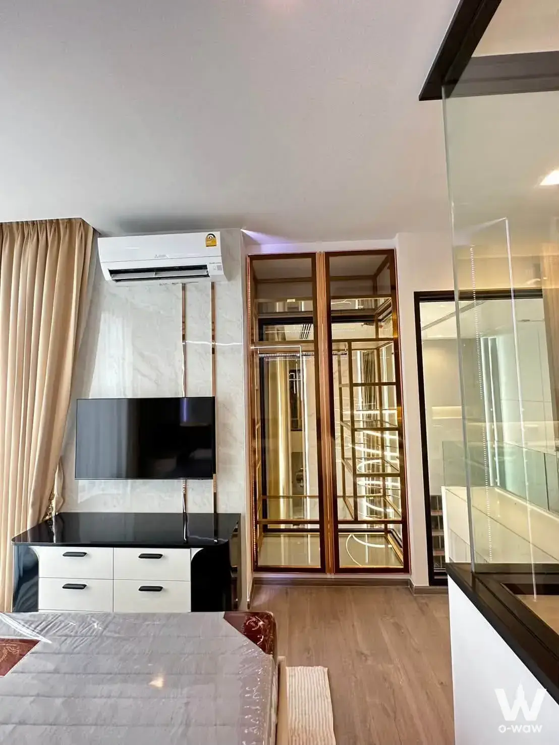 Central Bangkok, near BTS Ratchathewi. Close to CentralWorld, Siam Paragon, Siam Center, Siam Discovery, Central Chidlom, Big C Ratchadamri, Lotus Rama 1, Phyathai 1 Hospital, and Chulalongkorn University.