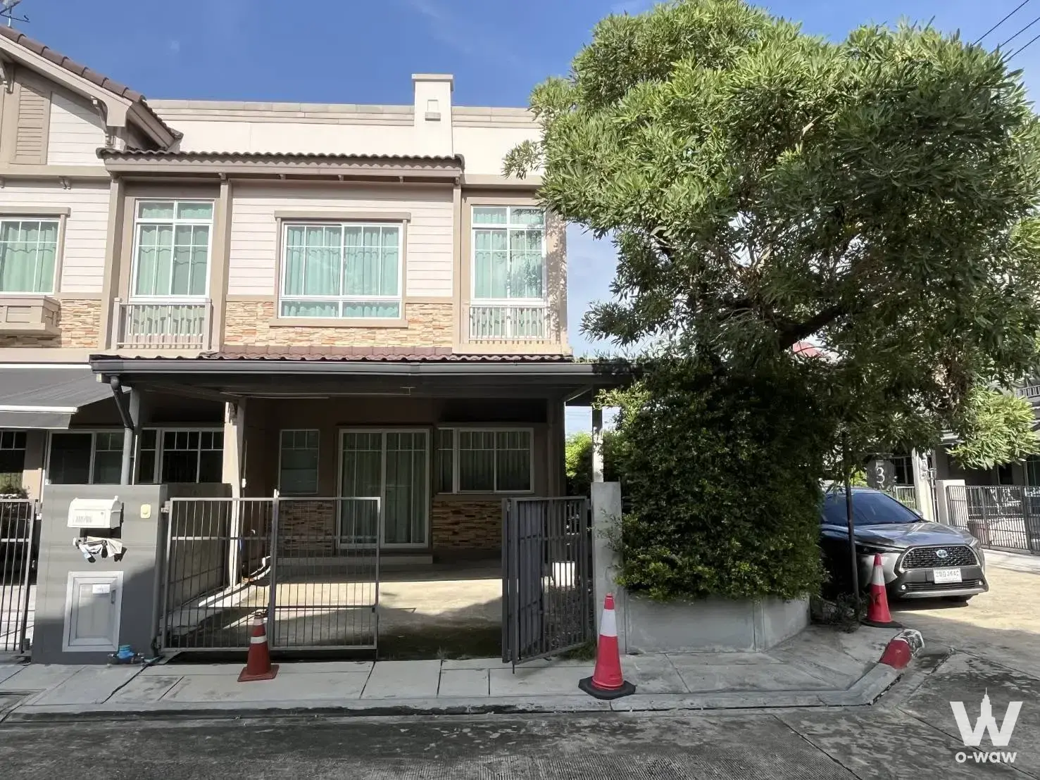 Bang Na, Km 7, near Mega Bang Na (900m), Concordian International School, The Glass Market, Ratchawit Bang Kaeo Market, Prince Suwannabhumi Hospital. 25 minutes to Suvarnabhumi Airport.
