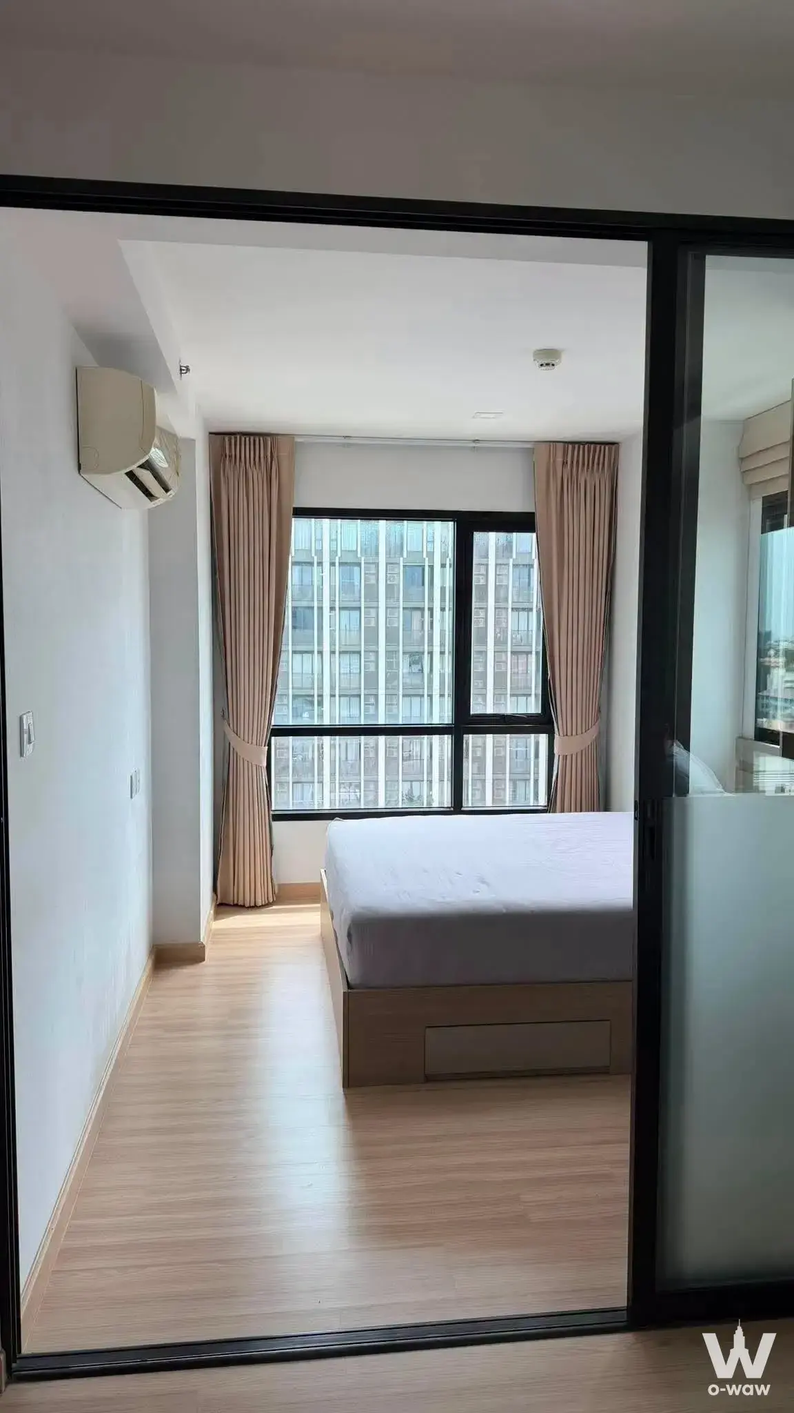 Bedroom in Knightsbridge Skycity Saphanmai with sliding glass door and city view