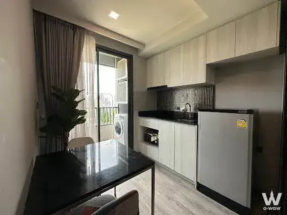 Open-plan kitchen with black granite dining table in a Maestro 19 Ratchada19 - Vipha rental