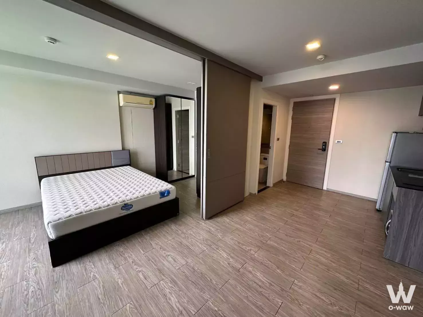 Studio bedroom in SAVVI Phahol - Ari with sliding partition and mirrored wardrobe