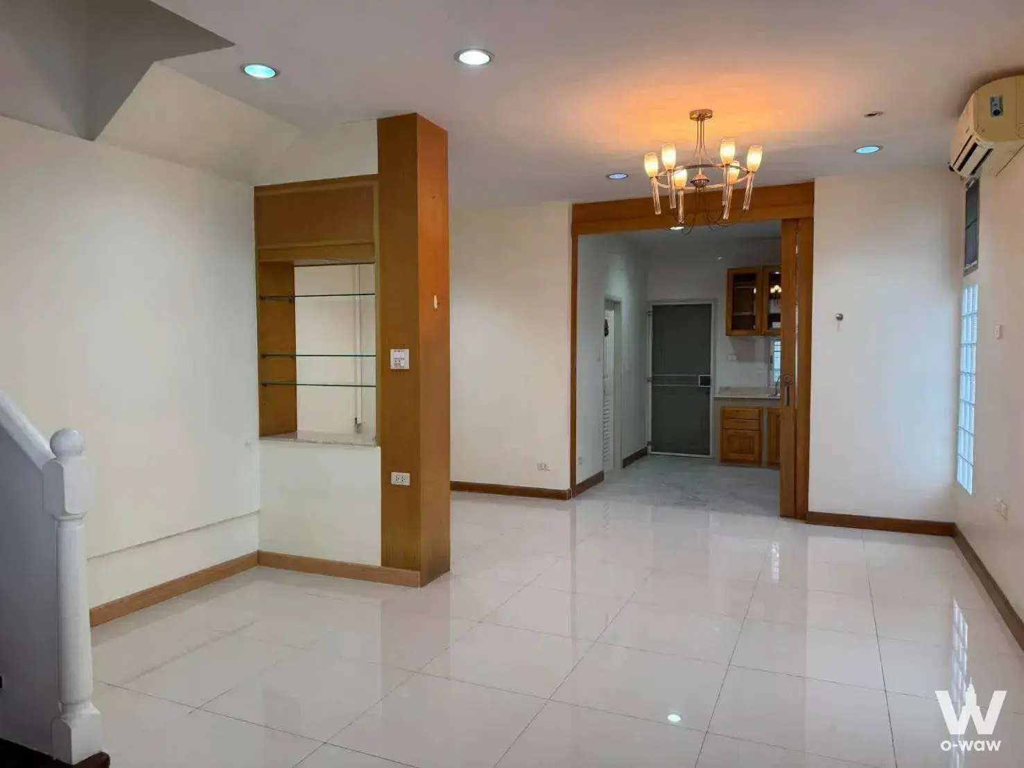 4-bed townhouse for rent in Baan Klang Krung Sathon-Narathiwas with white glossy tile floors and built-in wooden shelving