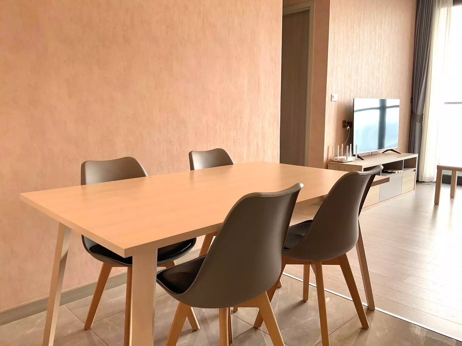 2-bed condo for rent in One9Five Asoke featuring a modern dining area and natural daylight