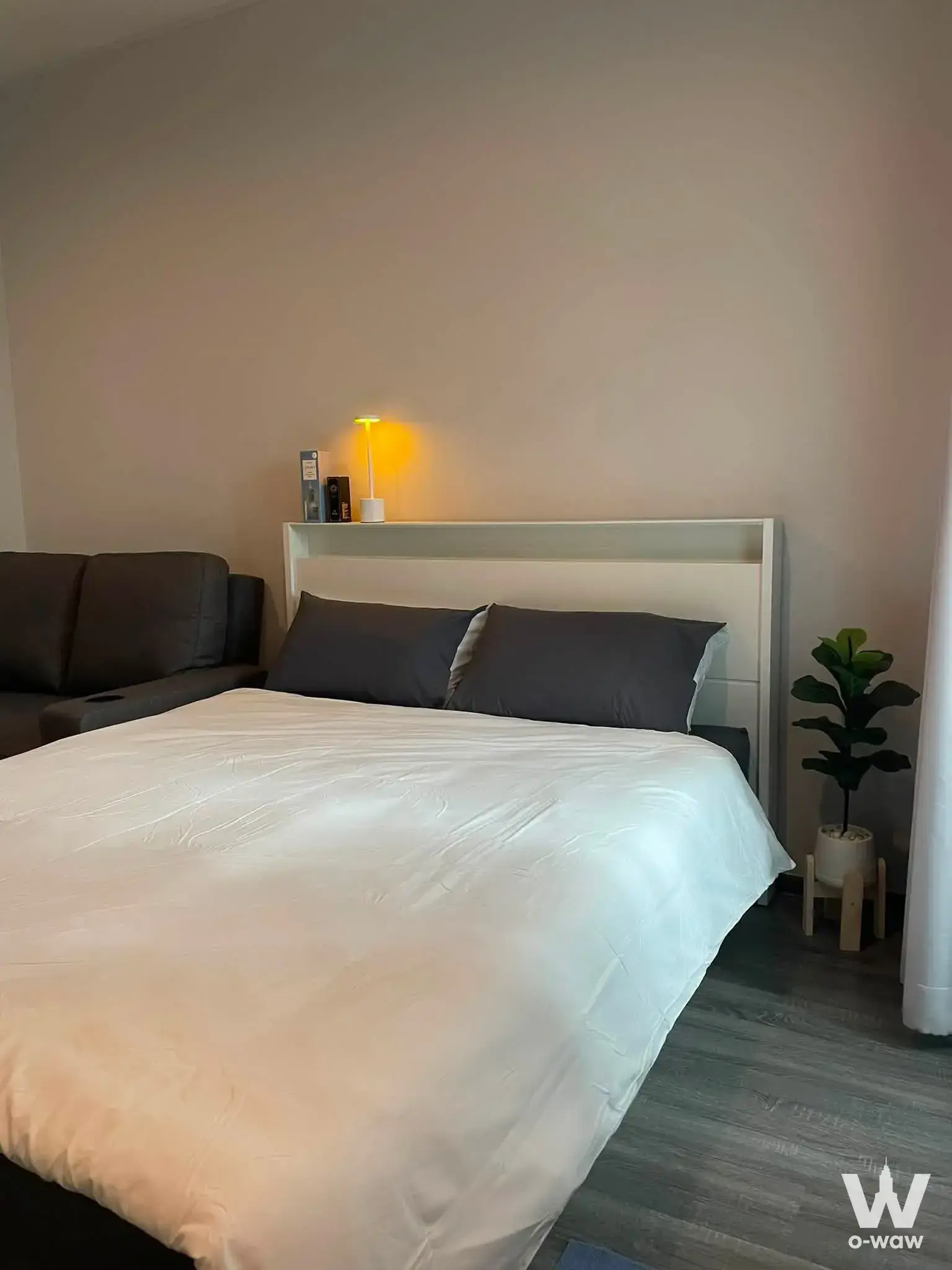 Bedroom in Ideo Ramkhamhaeng Lamsali featuring a queen bed and warm LED table lamp