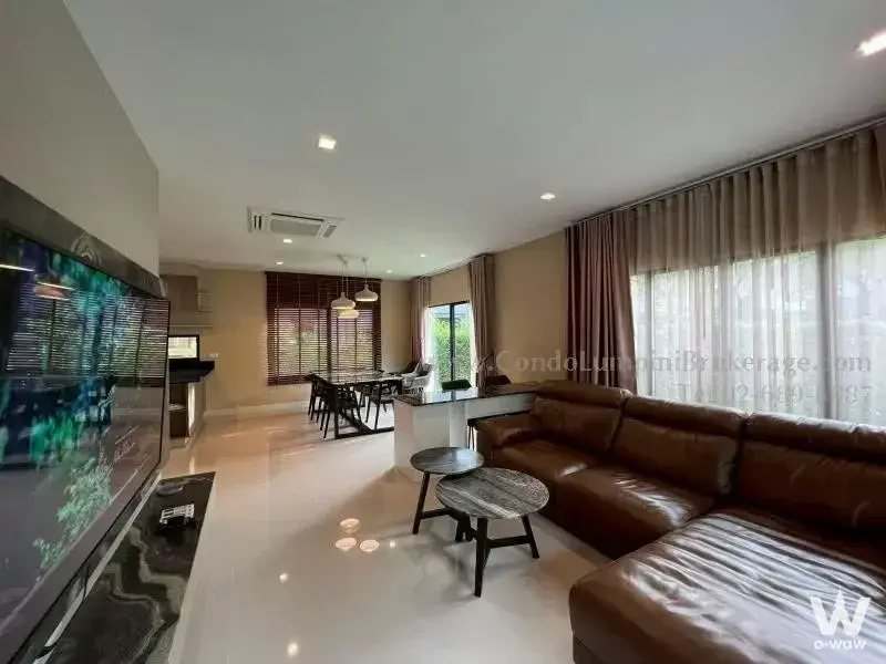 House with 3 bedrooms for rent at Bangna-On Nut area, near Outer Ring Road (East side), accessible via On Nut-Lad Krabang Road, Bangna-Trat Road, and Soi King Kaew 25/1. Close to Mega Bangna, IKEA Bangna, Central Bangna, Market Village Suvarnabhumi, Robinson Lifestyle Lad Krabang, Suvarnabhumi Airport, Ramkhamhaeng University 2, Prince Hospital Suvarnabhumi, Thai Nakorn Hospital, and Burapha Expressway/Motorway access points. — photo 2 of 32