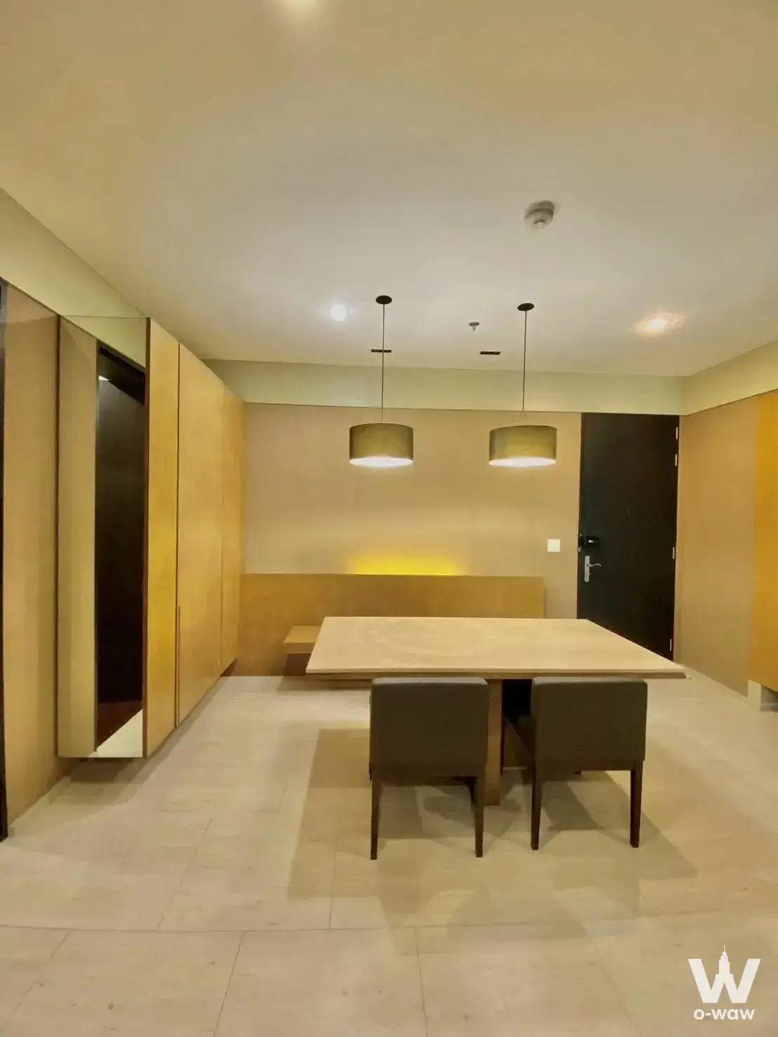 Dining nook in a 3-bed Citi Smart Sukhumvit 18 condo with light wood table and warm cove lighting