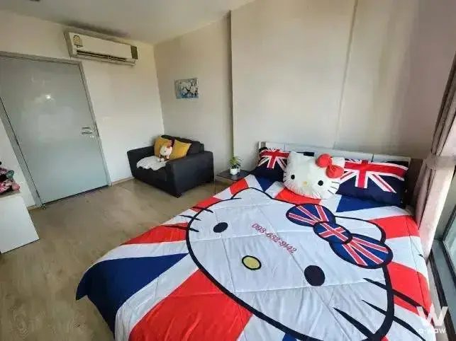 Cozy bedroom in an Ideo Sathon unit with a Hello Kitty duvet and frosted glass bathroom door
