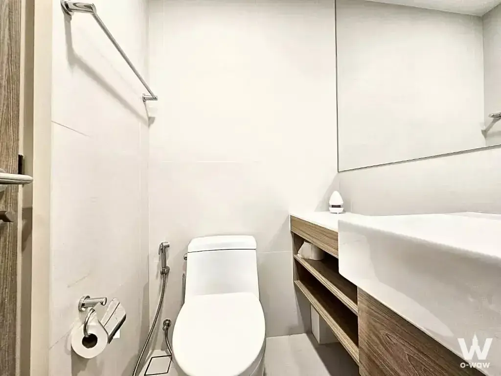Modern bathroom in a Sukhumvit 42 rental with floating vanity, vessel sink and chrome fixtures