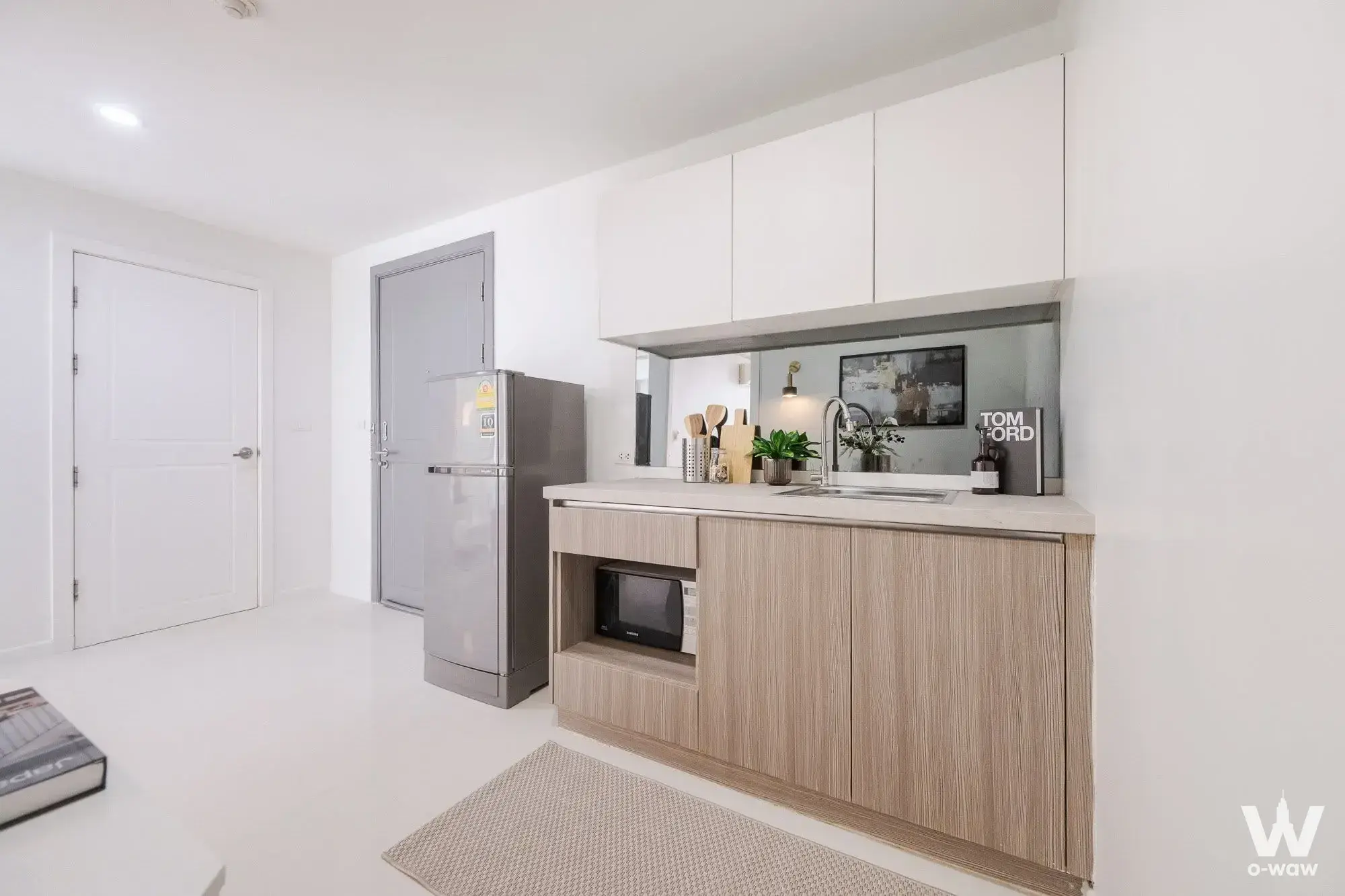 Kitchenette in ELEMENTS Srinagarindra 2-bed sale unit with white cabinets and stainless steel sink