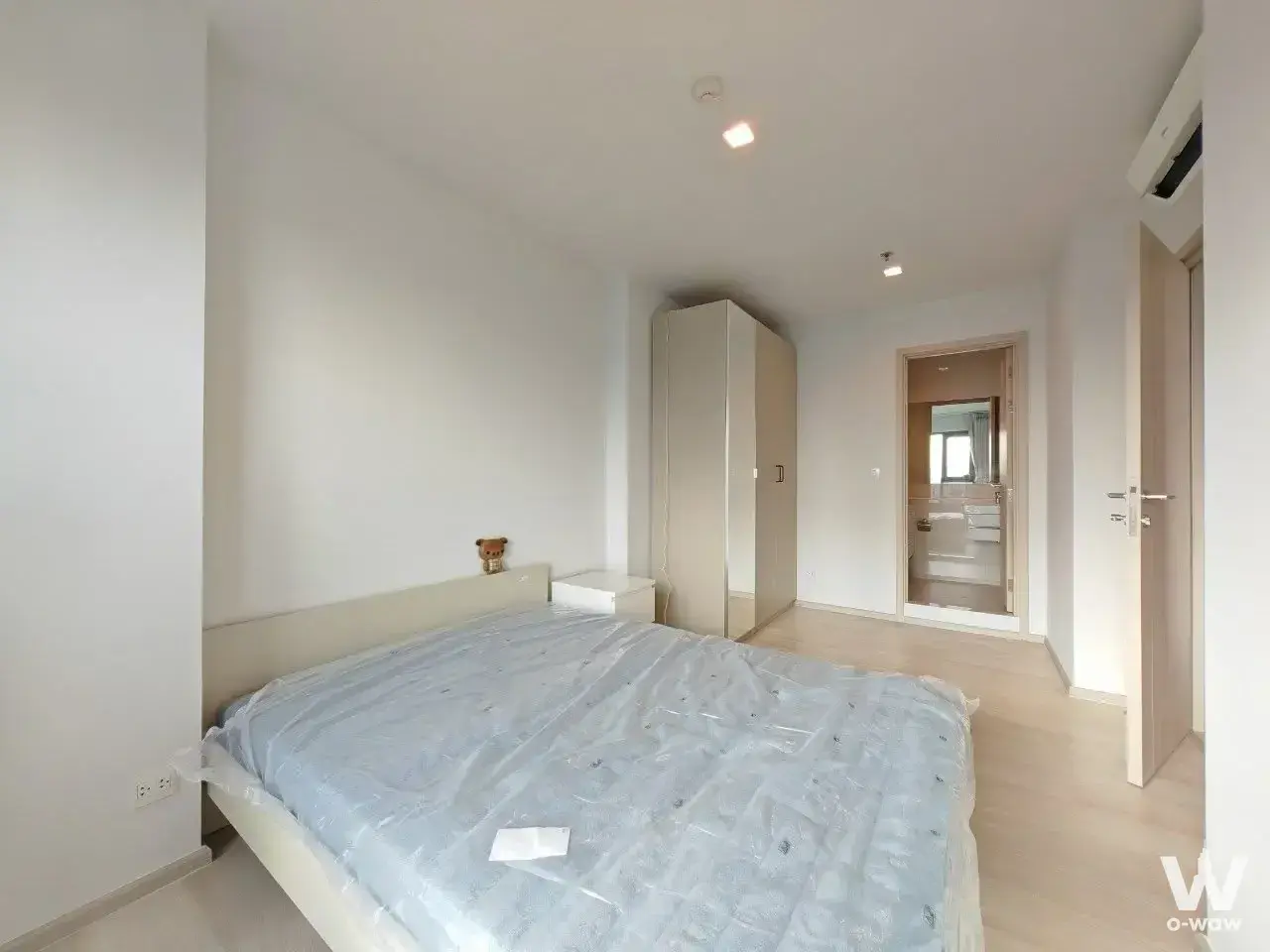 Unfurnished 2-bed bedroom in Life One Wireless featuring light oak flooring and white walls