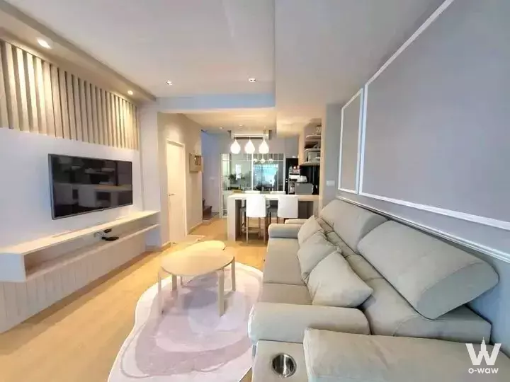 2-bed townhouse for rent in Indy 2 Bangna KM.7 featuring open-plan living with wood slat accent wall