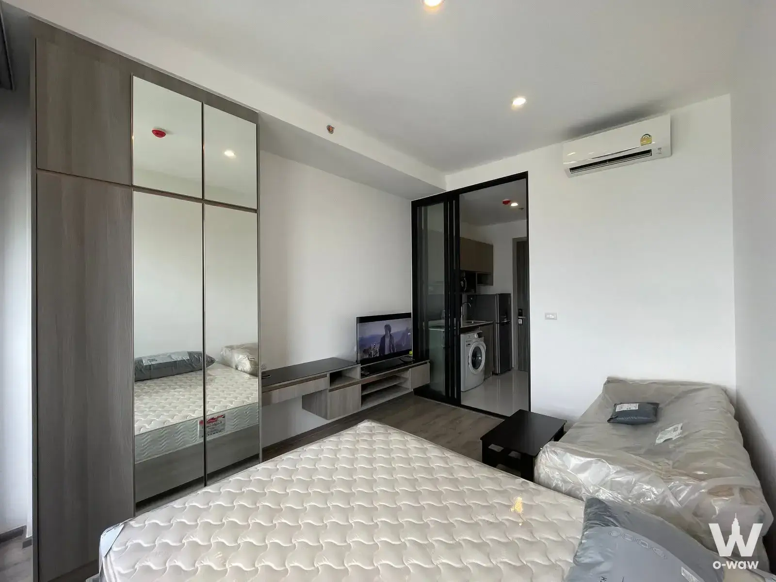 Modern bedroom with queen bed and mirrored wardrobe in KnightsBridge Prime Onnut