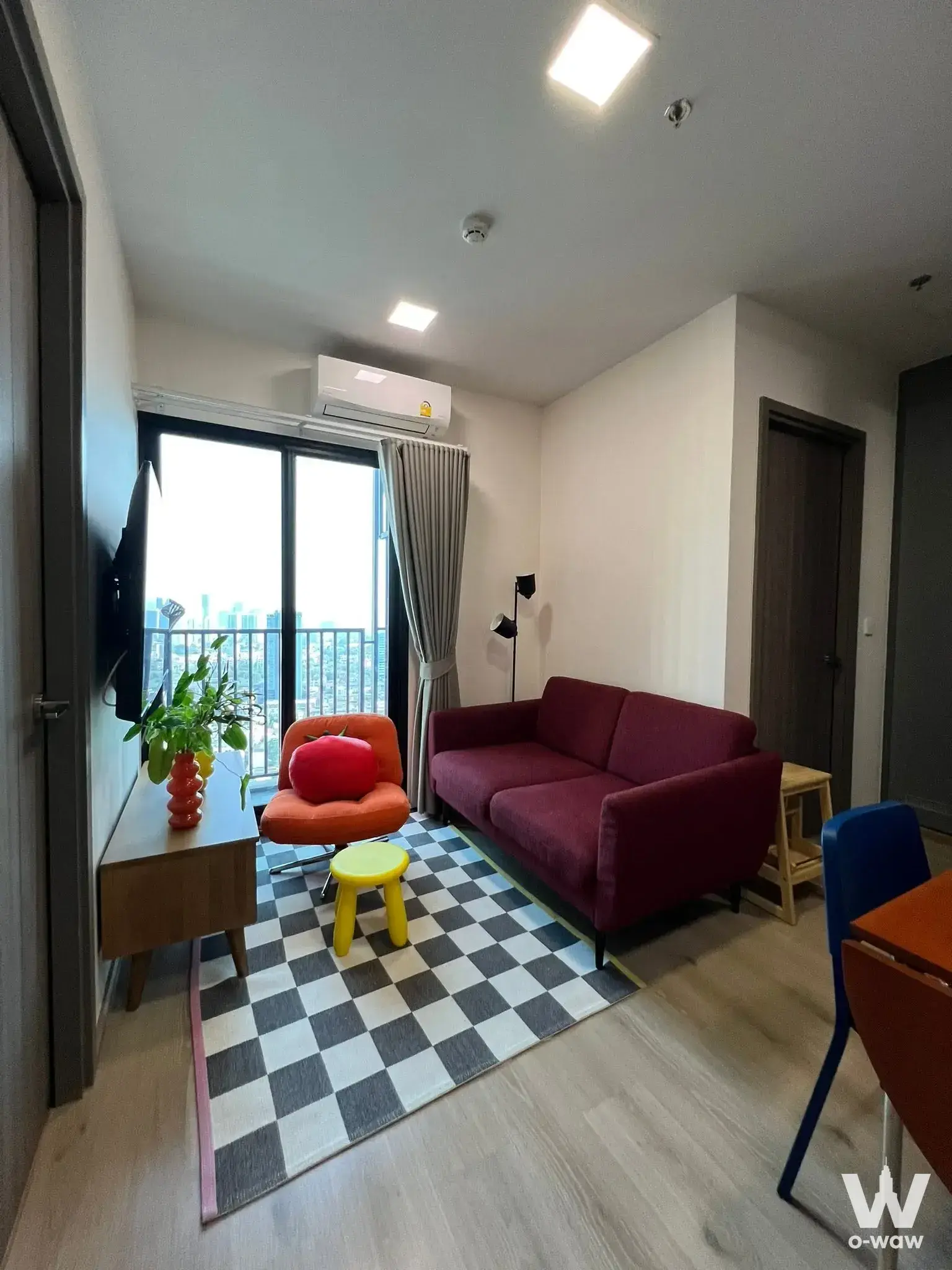 Near MRT Ta Phut Station (~600 meters), near Sirat Expressway and Prachamratya Expressway, near Ta Phut Market / Bang Son Market, near Gateway Bang Sue / Lotus Pracha Chuen