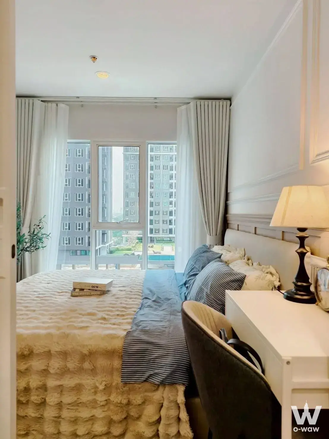 Bright bedroom with large windows in a 1-bed condo for rent at Regent Home Bangna