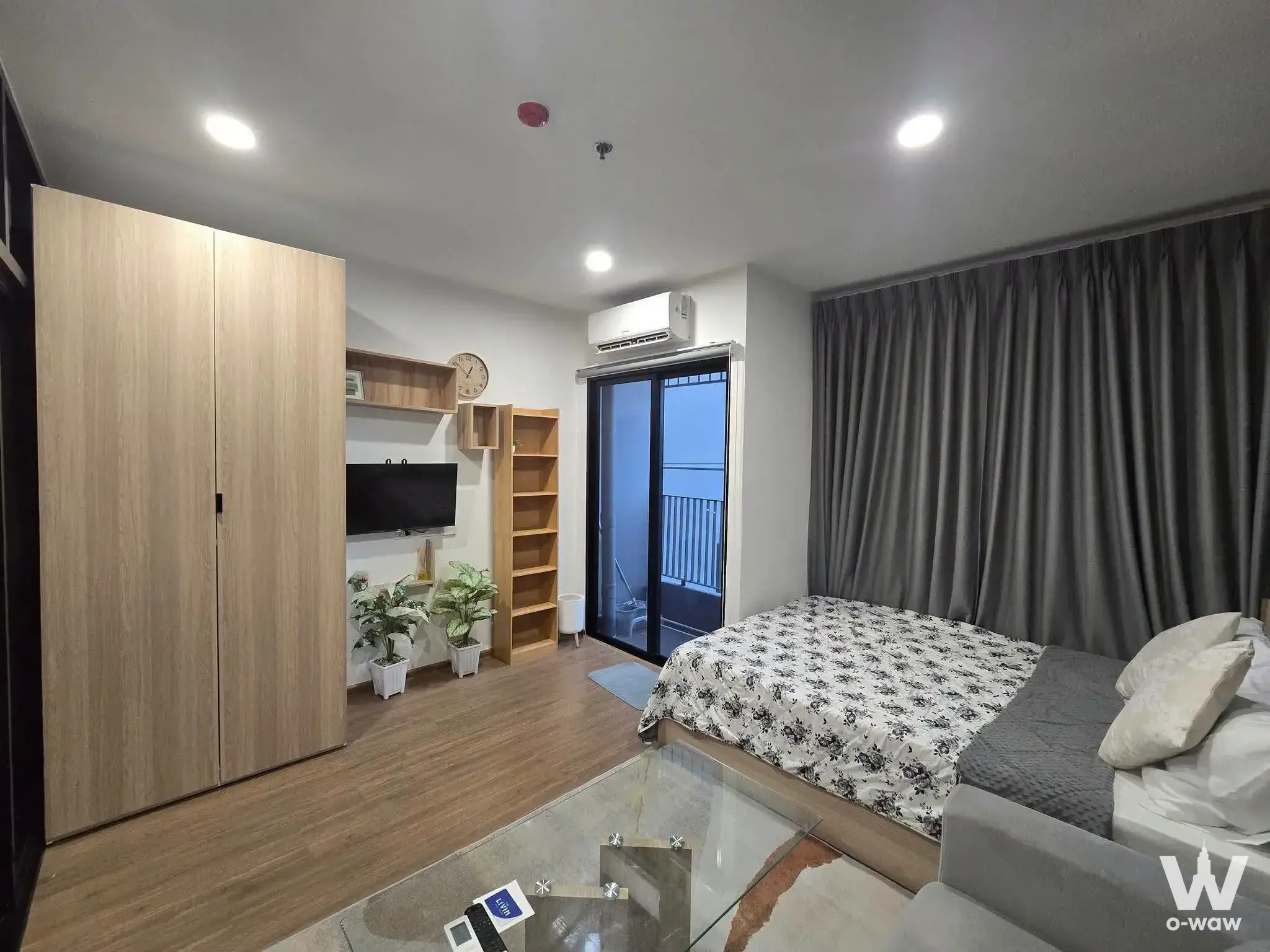 200 meters from MRT Phra Khanong (Taxi), near Central Bangka and dining areas