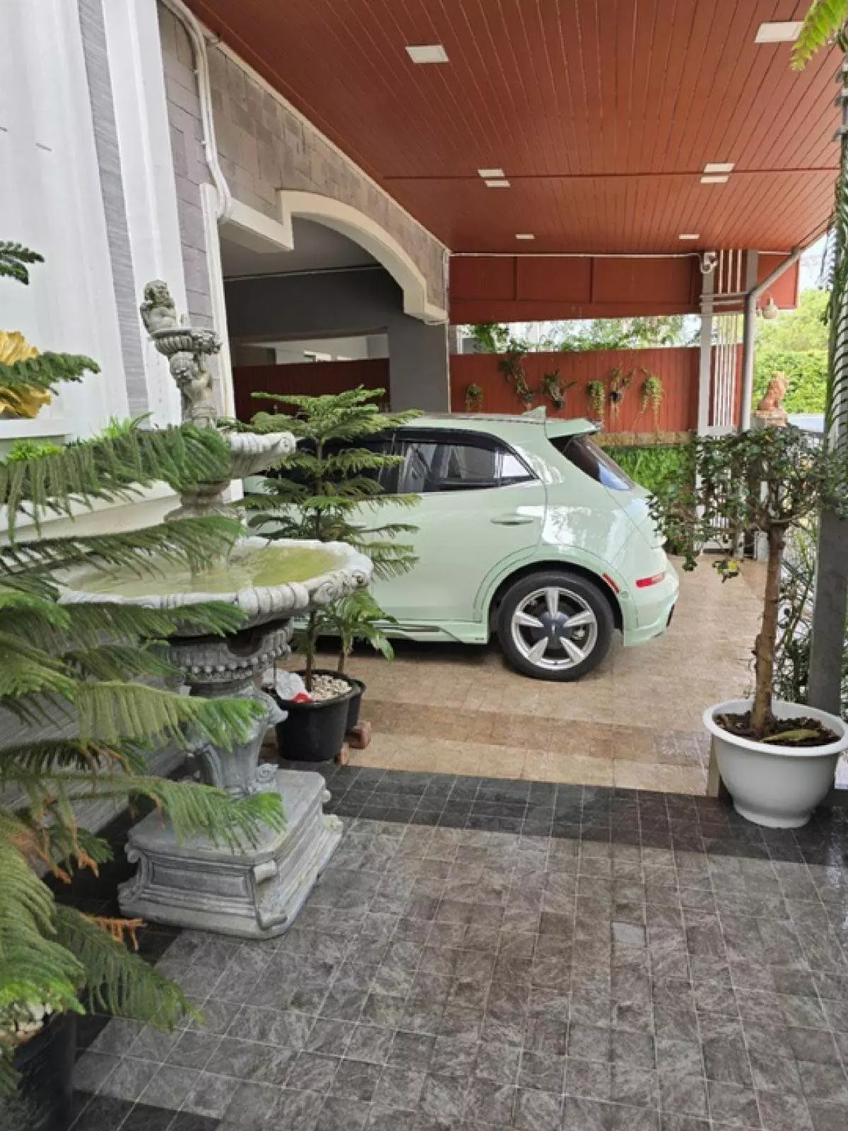 Prestige Future-Rangsit 4-bed covered driveway with fountain and light-green SUV