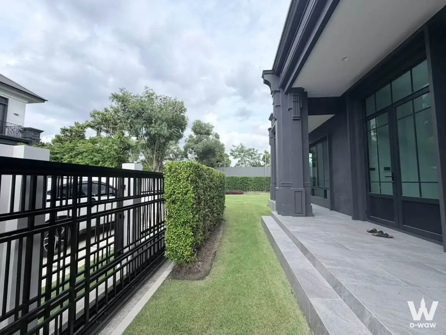 Dark charcoal facade of a modern 5-bed house for sale at Setthasiri Ratchapruek-Sai 1