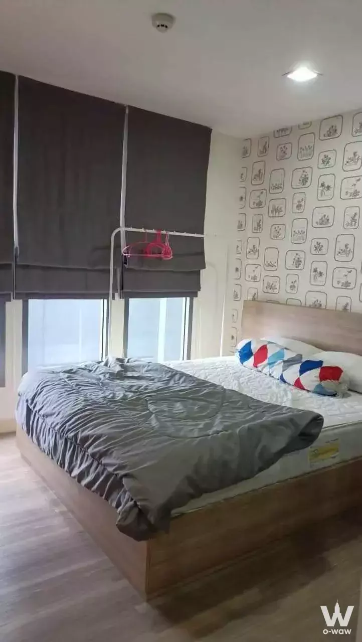Bedroom in Moniiq Sukhumvit 64 featuring botanical wallpaper and grey roman blinds