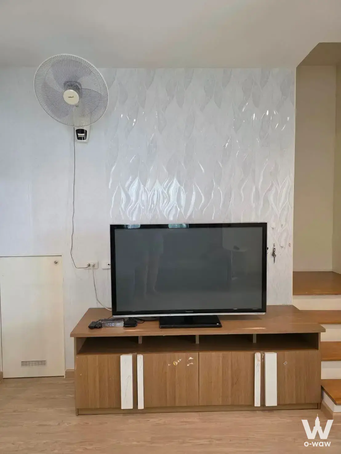 Living room with 3D leaf feature wall and TV at Villette City Pattanakarn townhouse