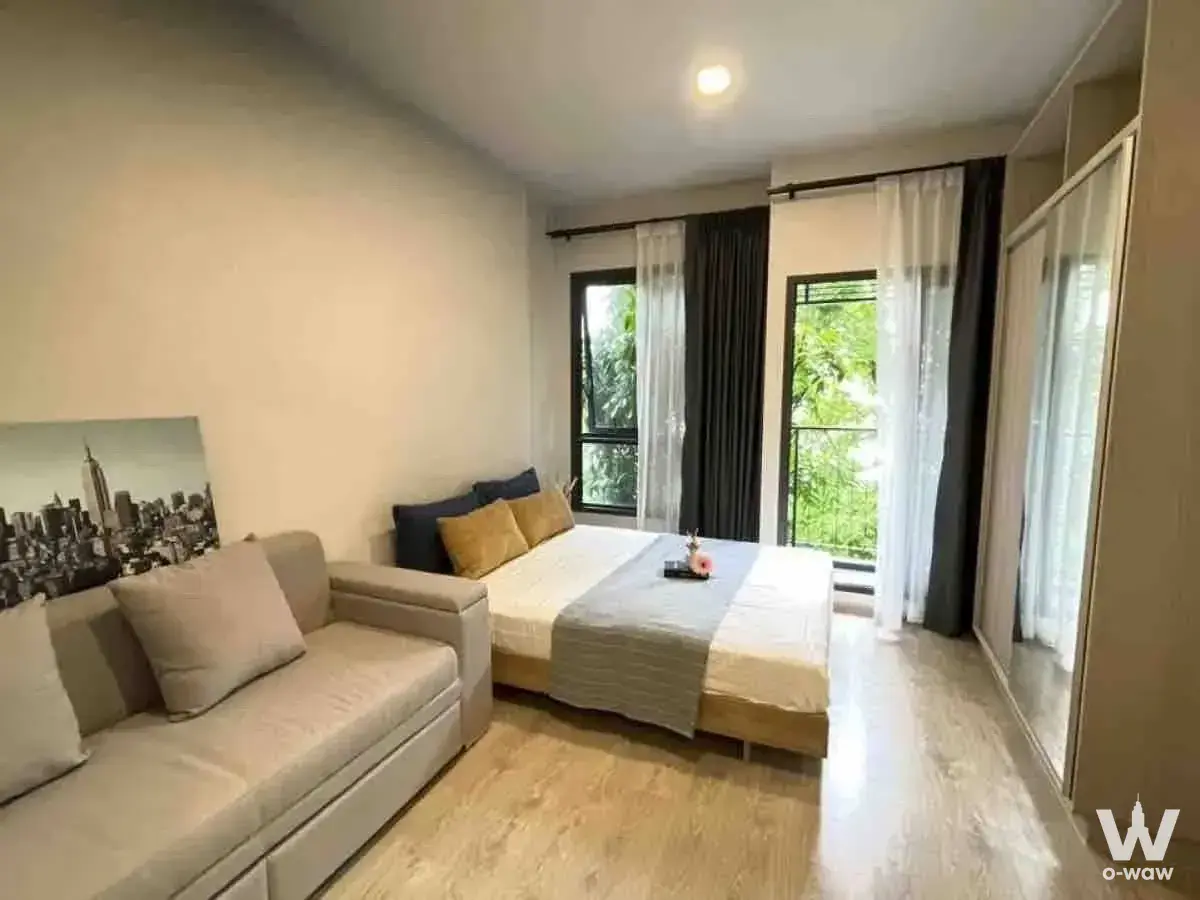 Queen bed and mirrored wardrobe in this 1-bed condo for rent at The Tree Pattanakarn-Ekkamai