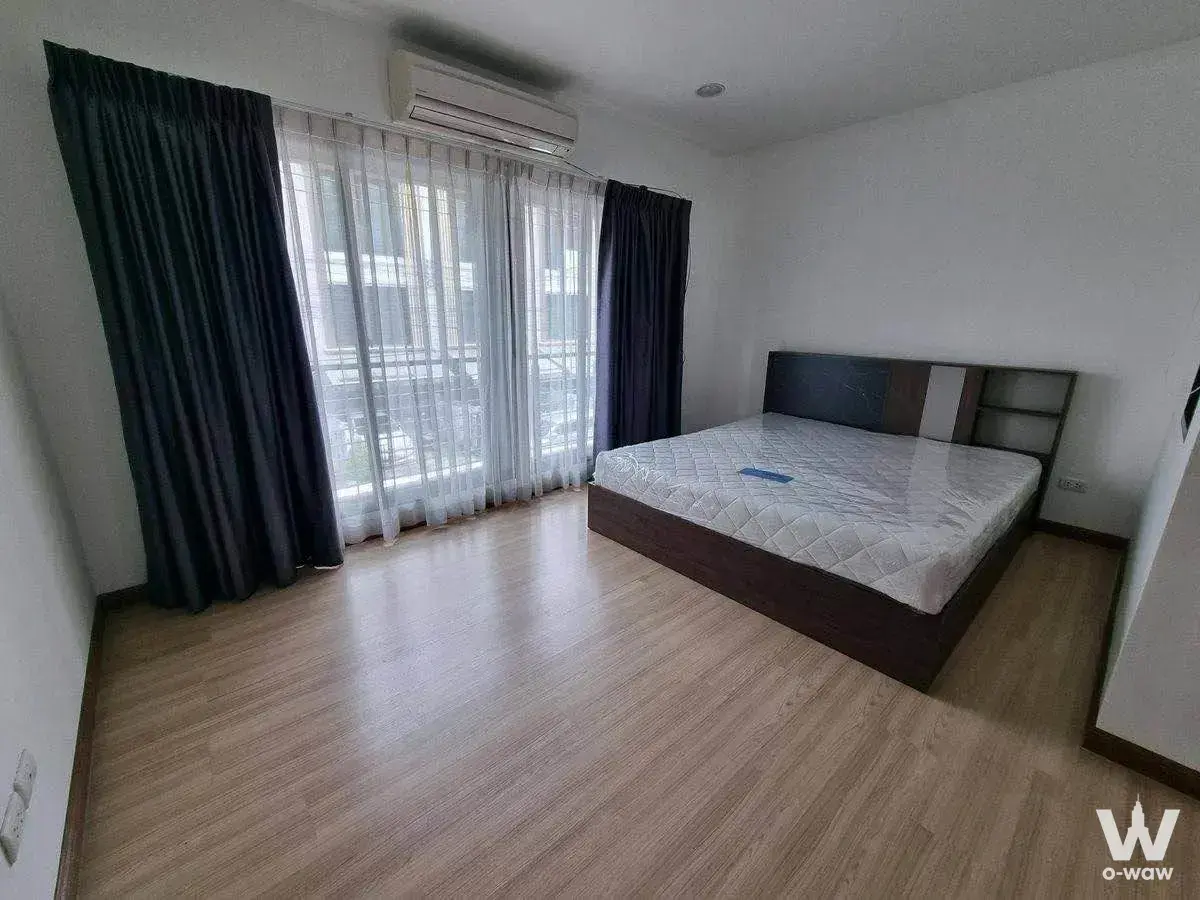 Townhouse with 3 bedrooms for rent at Baan Klang Muang Kalpapruek — photo 3 of 5
