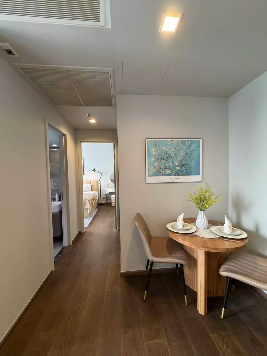 Dining area in a 1-bed condo for rent at Ideo Q Sukhumvit 36 with oak table and Van Gogh print