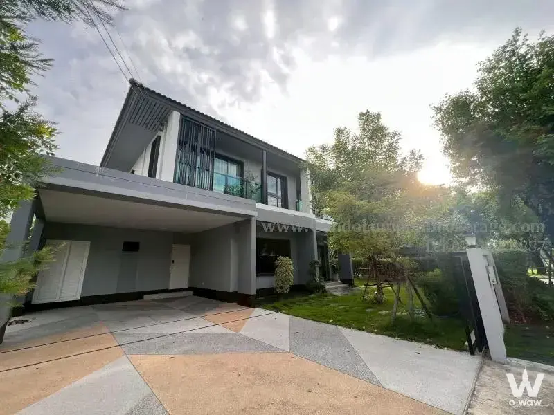 House with 3 bedrooms for rent at Bangna-On Nut area, near Outer Ring Road (East side), accessible via On Nut-Lad Krabang Road, Bangna-Trat Road, and Soi King Kaew 25/1. Close to Mega Bangna, IKEA Bangna, Central Bangna, Market Village Suvarnabhumi, Robinson Lifestyle Lad Krabang, Suvarnabhumi Airport, Ramkhamhaeng University 2, Prince Hospital Suvarnabhumi, Thai Nakorn Hospital, and Burapha Expressway/Motorway access points. — photo 1 of 32