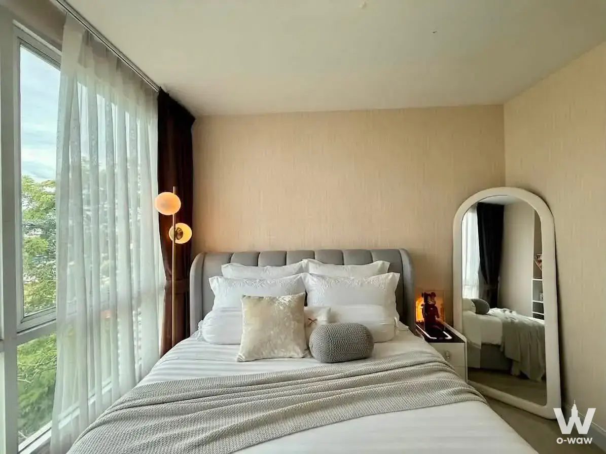 Near MRT Srinu Station (300 meters), near BTS On Nut (15 minutes), close to Railway Market Srinakarin and Seacon Square Srinakarin