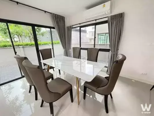 4-bed townhouse for rent in Baan Klang Mueng Ramintra 83 Station dining room