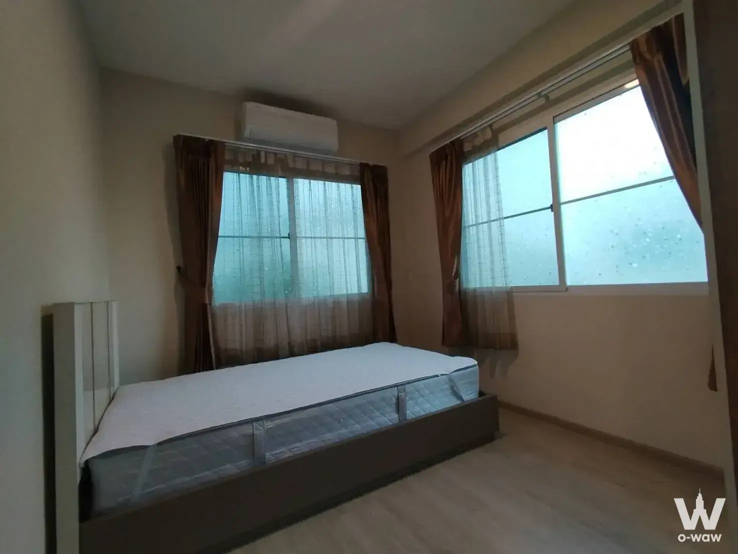 3-bed townhouse for rent in Indy 2 Bangna-Ramkhamhaeng 2 simple bedroom with white slat headboard and sheer curtains