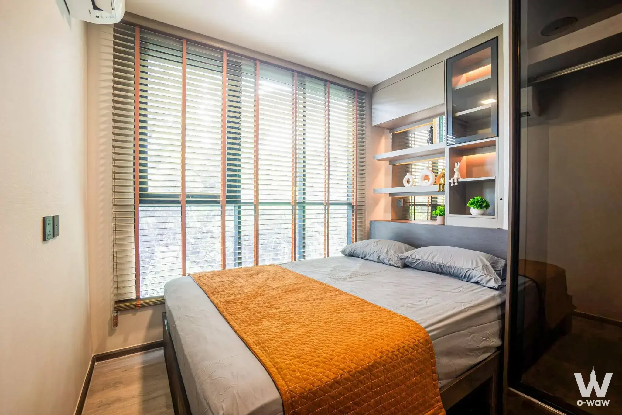 Bedroom in Atmoz Palacio Ladprao Wanghin with a queen bed, burnt-orange runner, and floor-to-ceiling window views