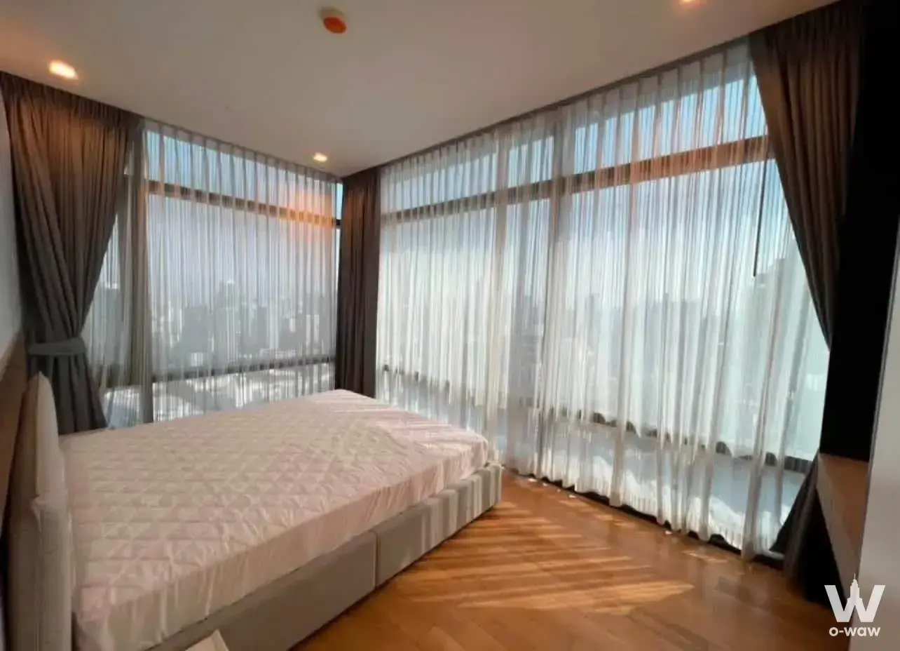 Condo with 3 bedrooms for rent at Circle Living Prototype — photo 4 of 5