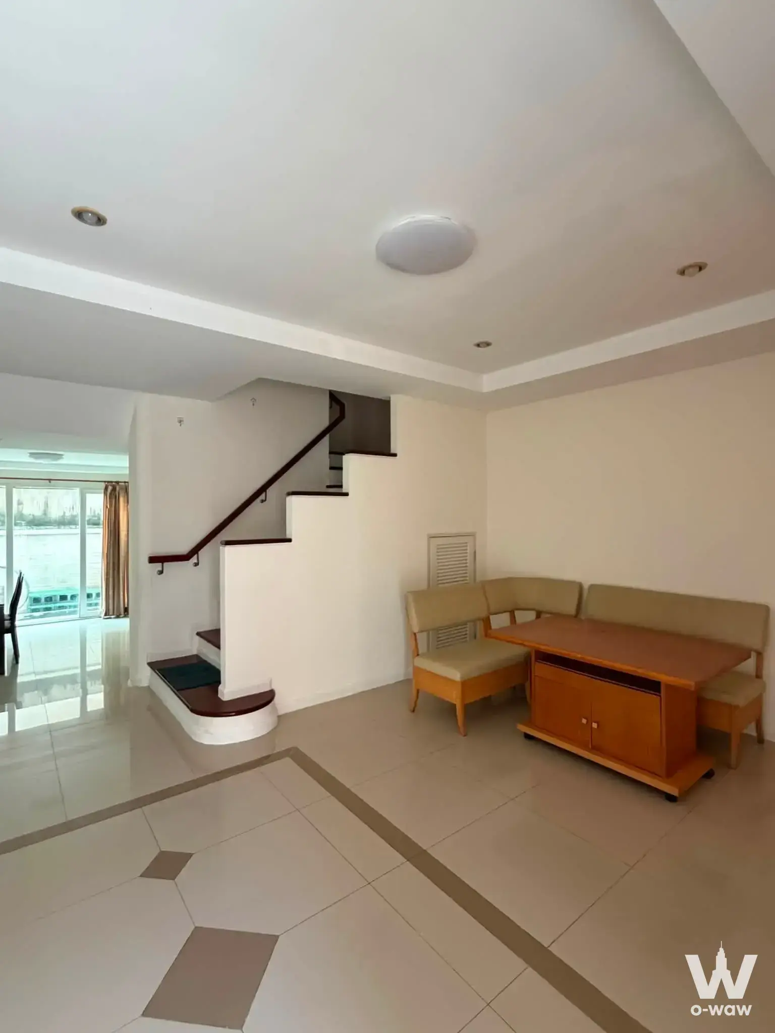 4-bed townhouse for rent in Supalai Parkville Ram Intra 23 with split-level living, wooden staircase, and dining set