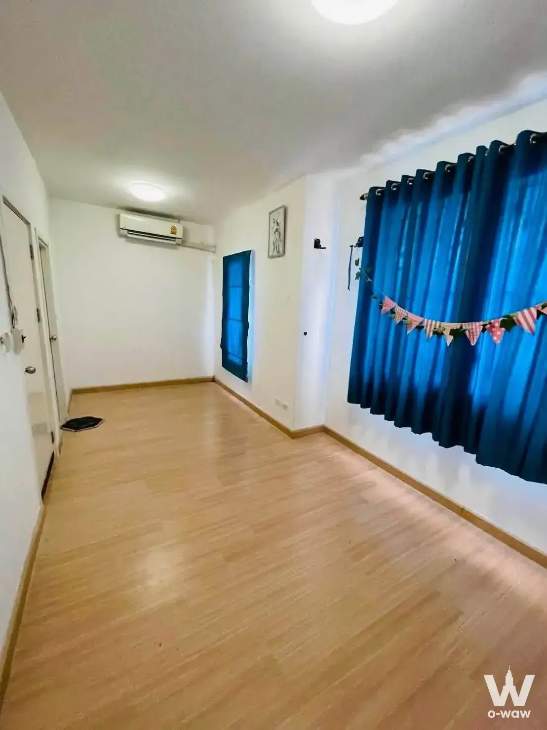 Empty 3-bed townhouse living room in หมู่บ้านพฤกษาวิลล์ 78 ศรีนครินทร์ with blue curtains