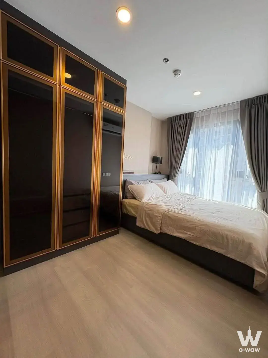 Bedroom in a 1-bed Aspire Onnut condo with a smoked-glass wardrobe and a queen bed