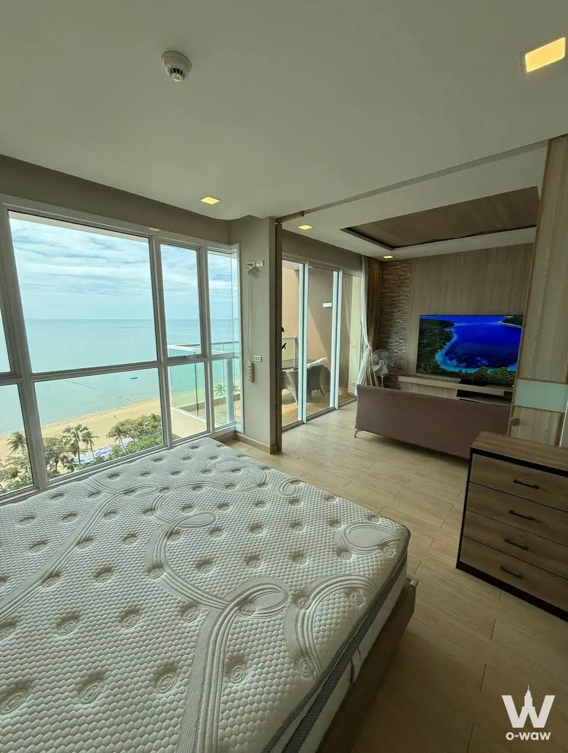 Condo with 1 bedroom for rent at Cetus Beachfront Condominium Pattaya — photo 1 of 5