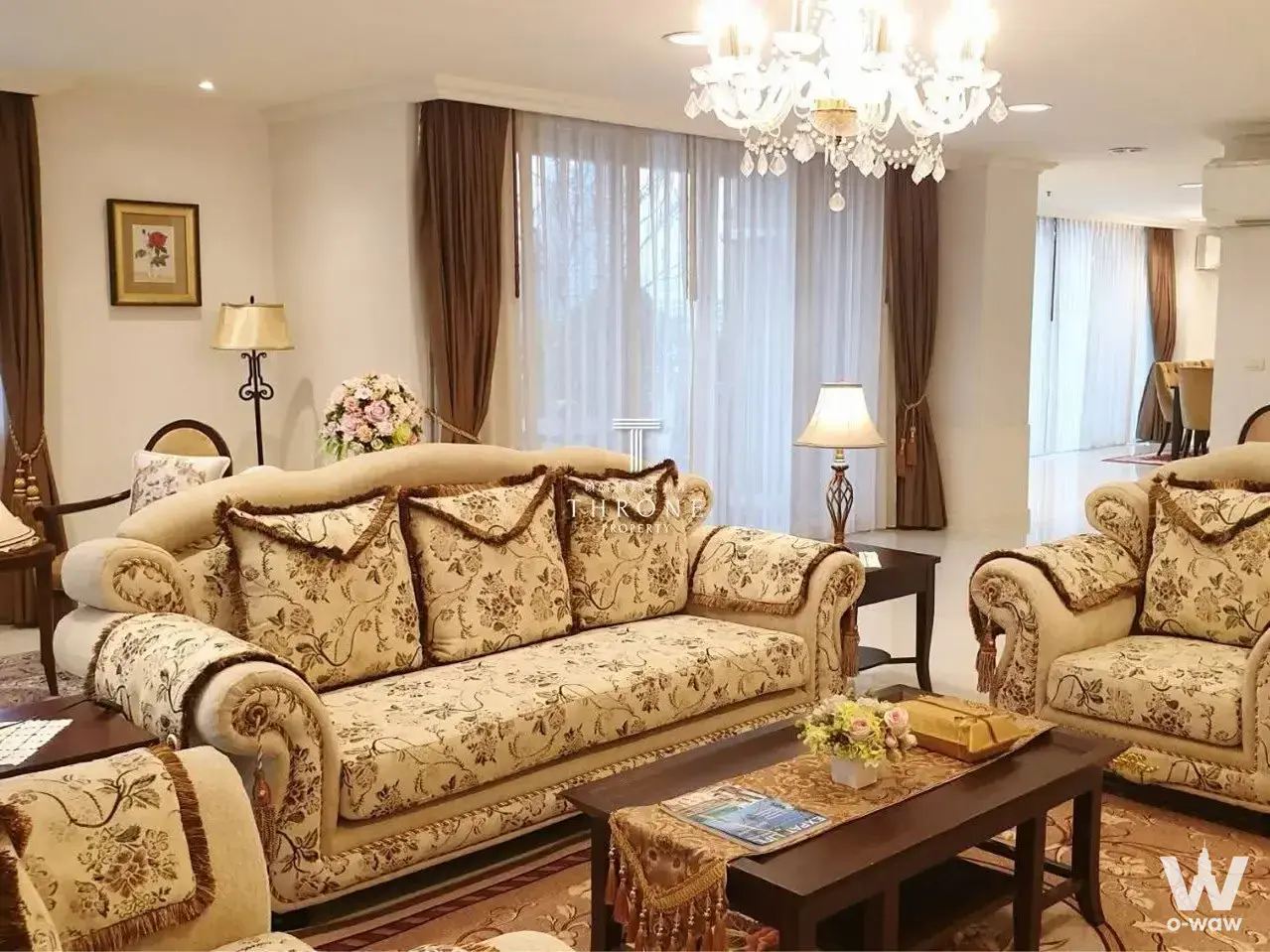 Ornate living room with crystal chandelier and floral sofa in 4-bed Piyathip Place serviced apartment