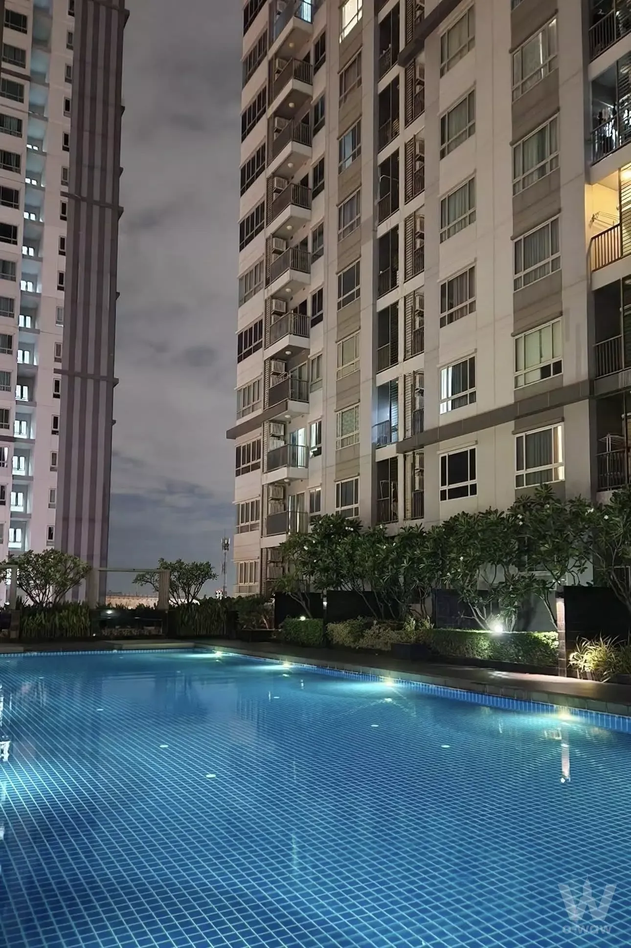 1-bed condo for rent in The President Sathon-Ratchaphruek 1 with illuminated night pool