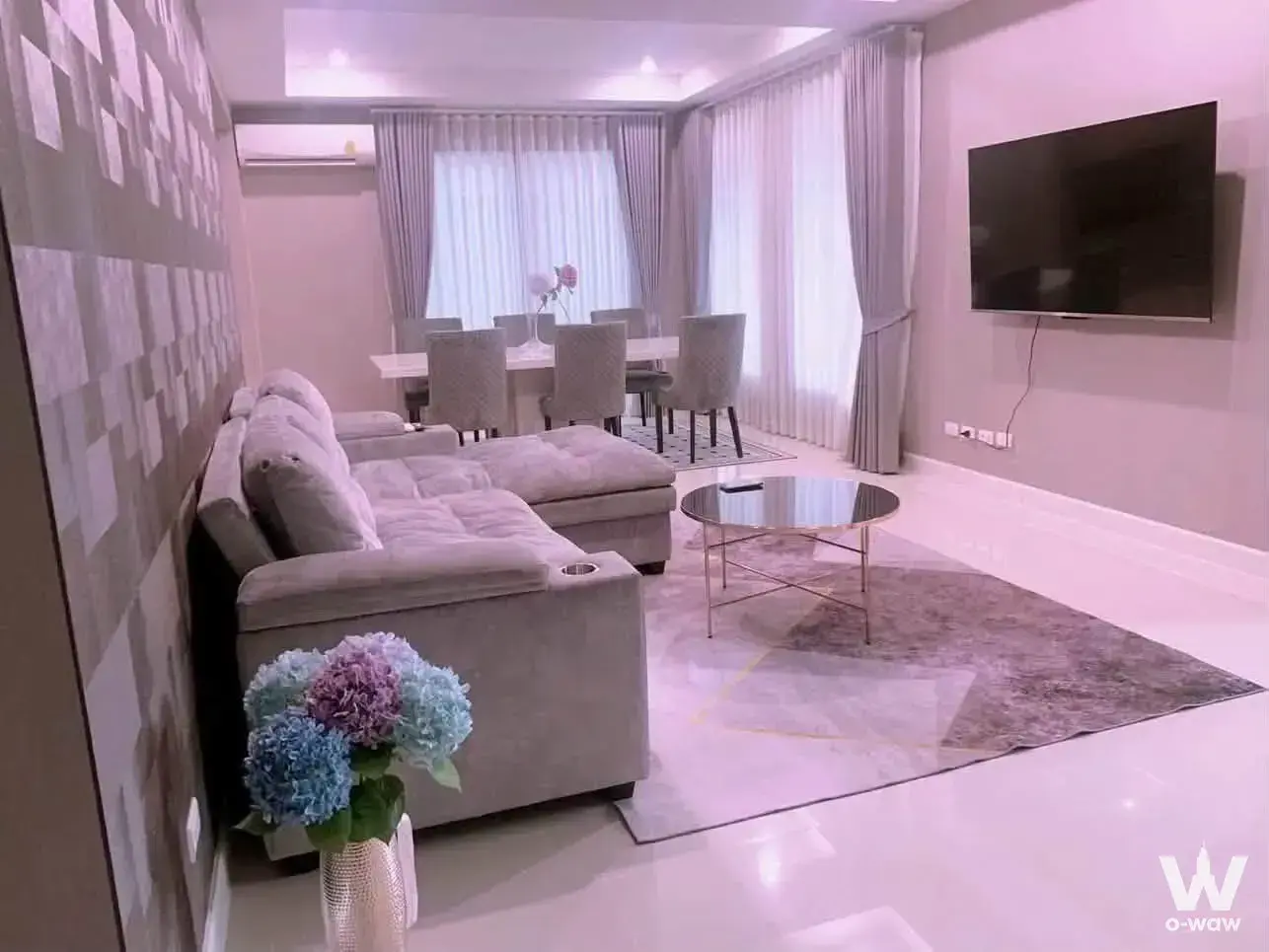 4-bed house for rent in Passorn Wongwaen Ramindra with grey sectional sofa and glass coffee table