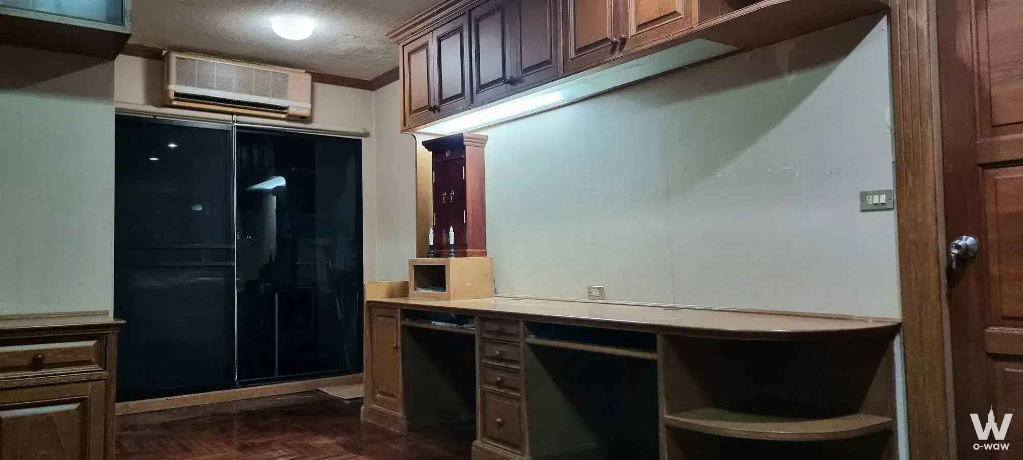 Built-in wooden desk and shelving unit in a 1-bed Phayatai Plaza commercial unit for sale