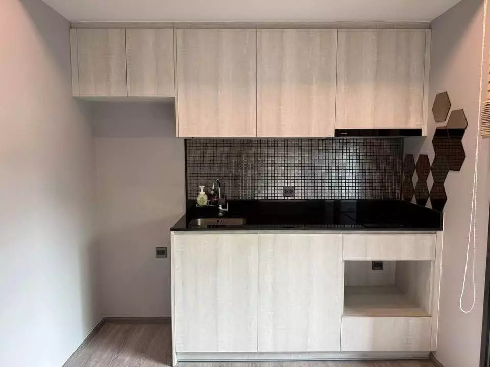 Maestro 19 Ratchada kitchenette with black mosaic backsplash and handleless cabinets
