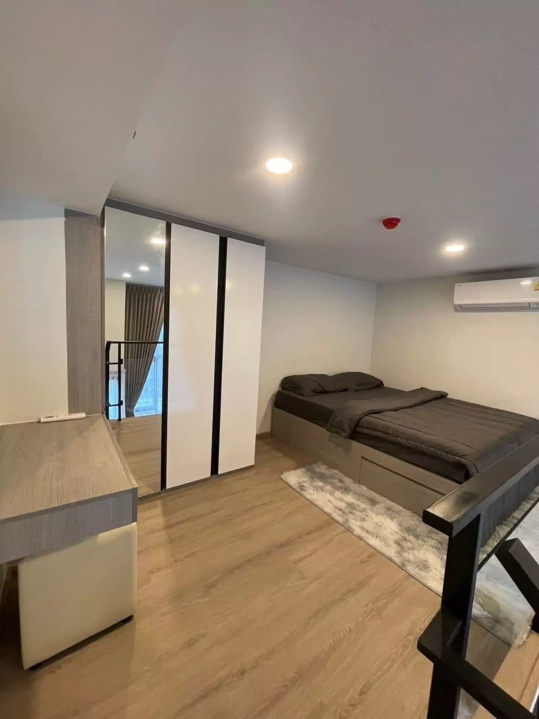 Modern bedroom in Origin Plug & Play Nonthaburi Station with mirrored wardrobe and light oak flooring